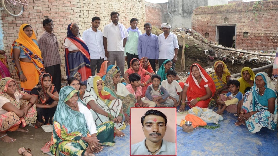 laborer jumped into the pond due to fear of police in Sambhal died in the hospital