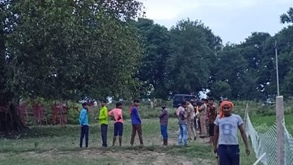 Now youth living on tree in Mirzapur Even after rain and lightning  villagers were shocked