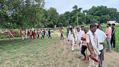 Now youth living on tree in Mirzapur Even after rain and lightning  villagers were shocked