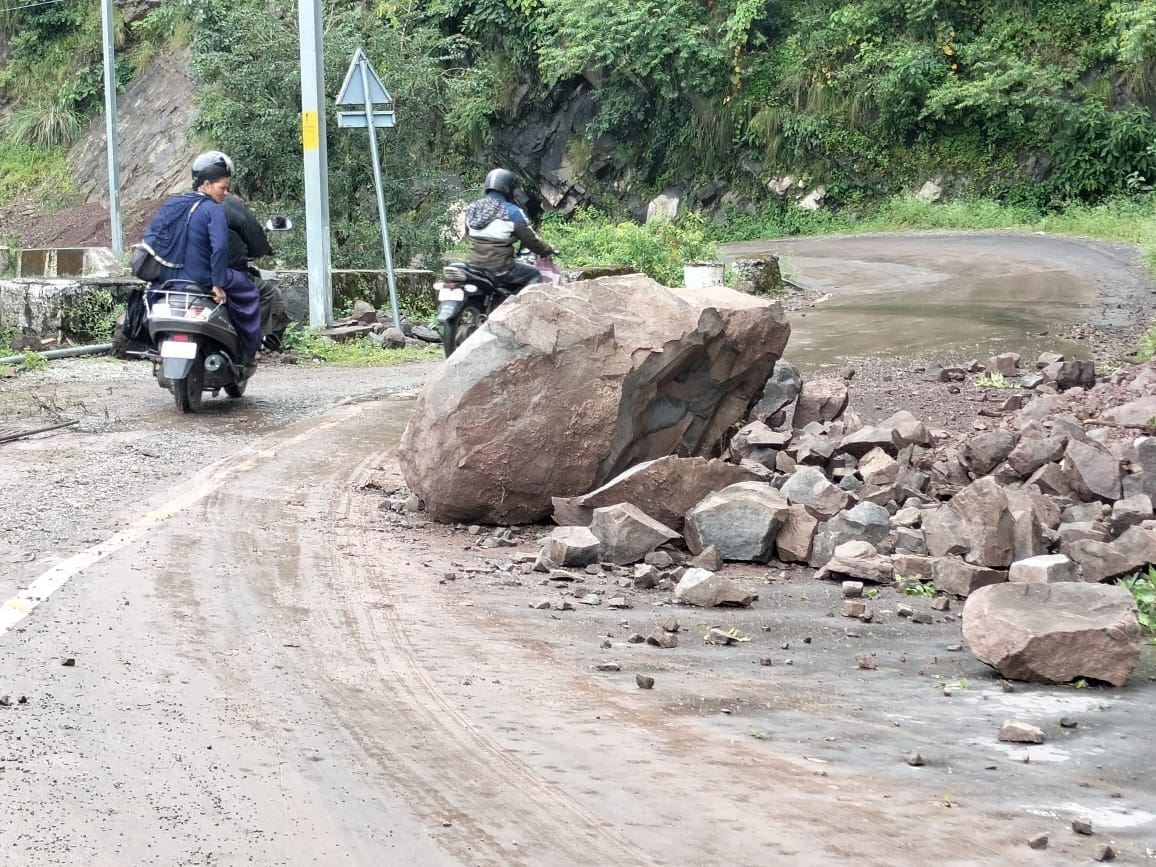 sirmaur news nahan news 17 roads blocked in sirmaur due to rain and landslides