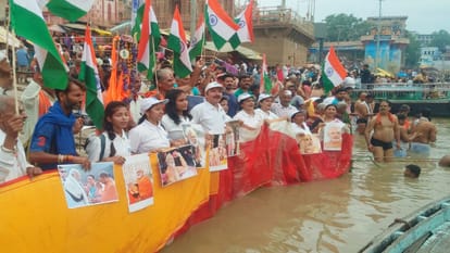 Before PM Modis birthday people performed Ganga Aarti chunari was offered to Ganga in varanasi