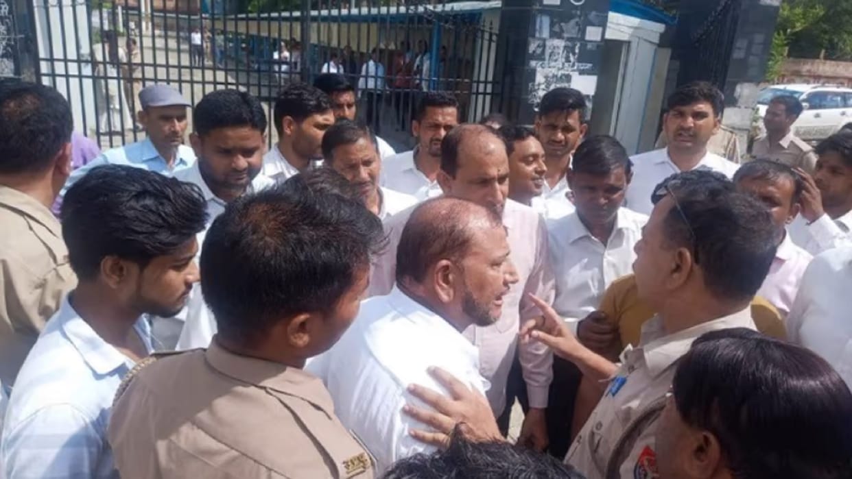 Two sides clashed in the court, the police took the SP leader