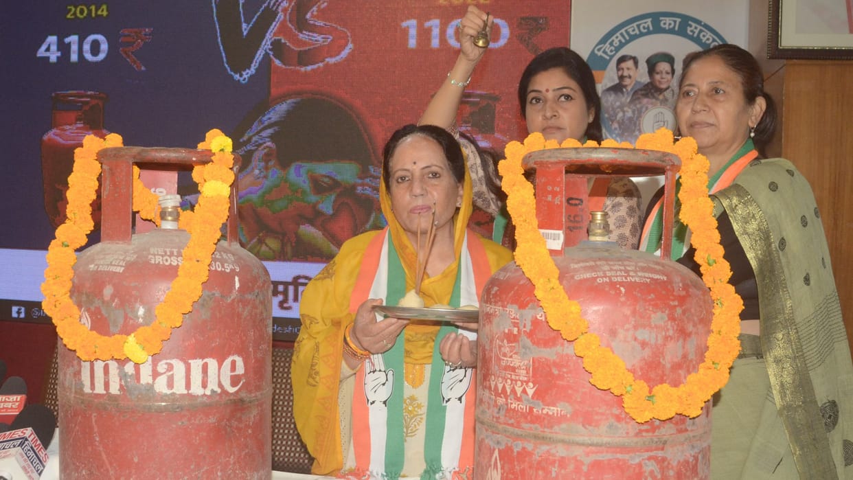 himachal congress adhyaksh worship lpg gas cylinder in shimla