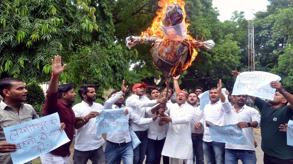 In protest against the killing of Dalit sisters, the effigies of the government were burnt by the S