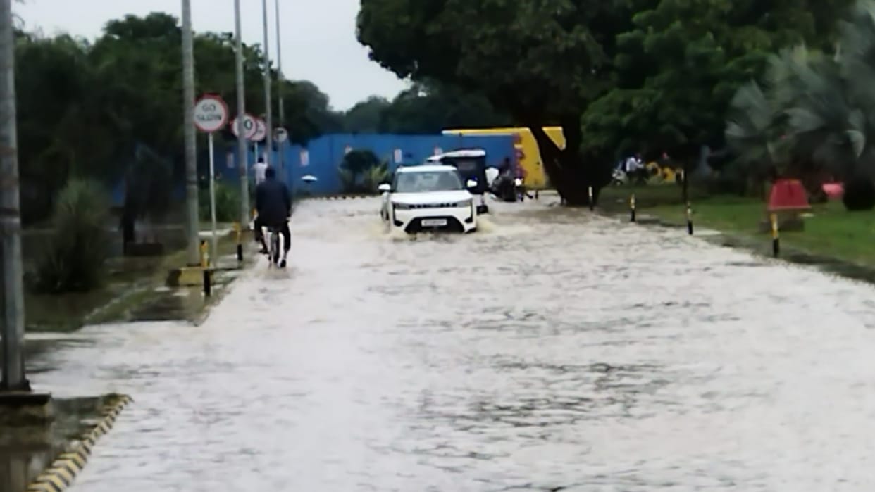 Weather Update Heavy Rain Bengaluru airport surrounding areas 14 flights diverted many flew late Latest Update