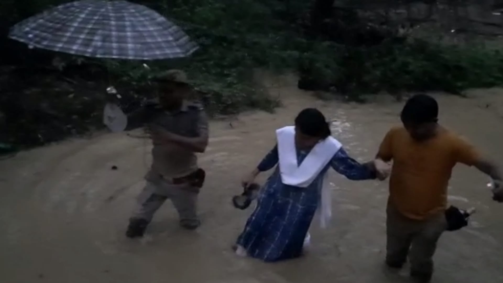 Waterlogging on roads and houses in Lucknow.