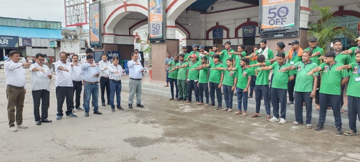 Cleanliness fortnight started at the station, railway workers took oath