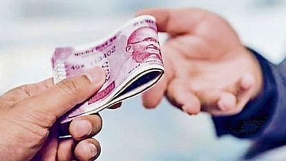 MP News: लोकायुक्त ने स्कूल के शिक्षक और गार्ड को डेढ़ लाख की रिश्वत लेते रंगेहाथ पकड़ा MP News: Lokayukta caught school teacher and peon red handed taking bribe of Rs 1.5 lakh
