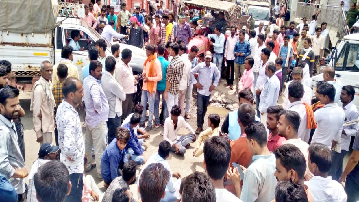 Ruckus between MP representative and farmers in Mandi Damoh-Sagar State Highway jam
