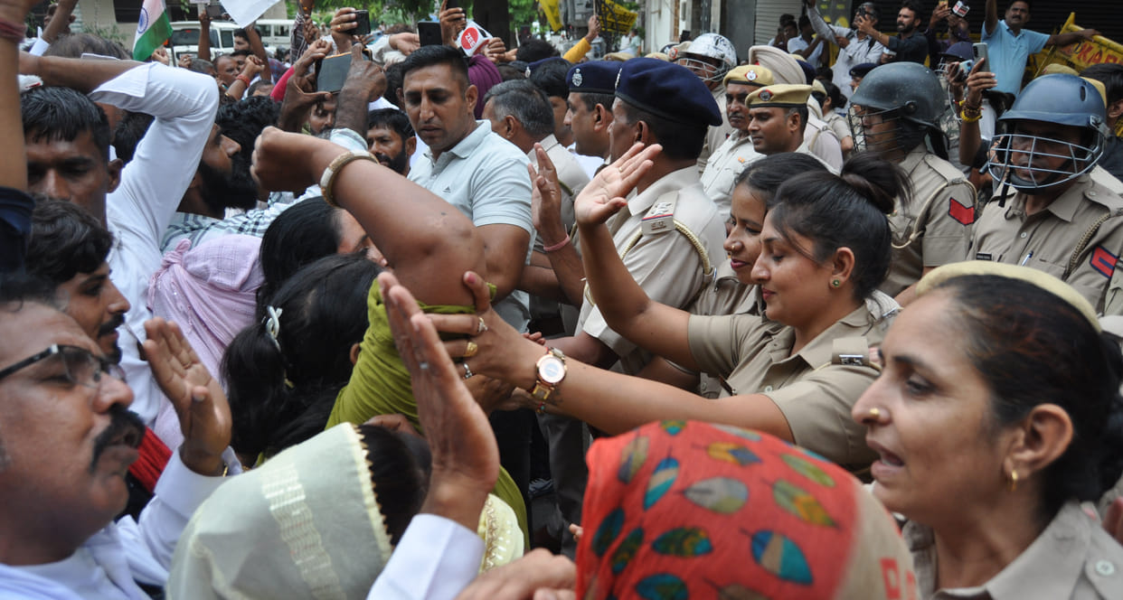 MNREGA workers traveling to CM's house were stopped, scuffled