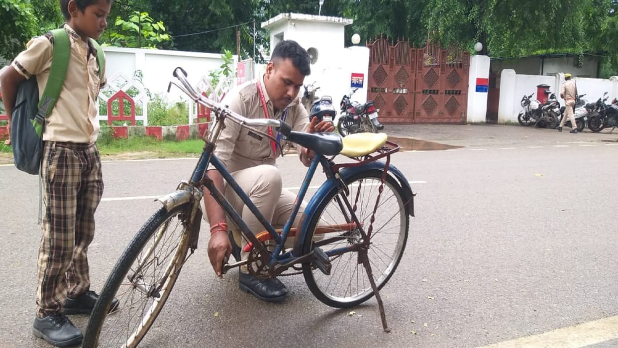 Constable Rajan Pandey immediately reached and helped to child in varanasi