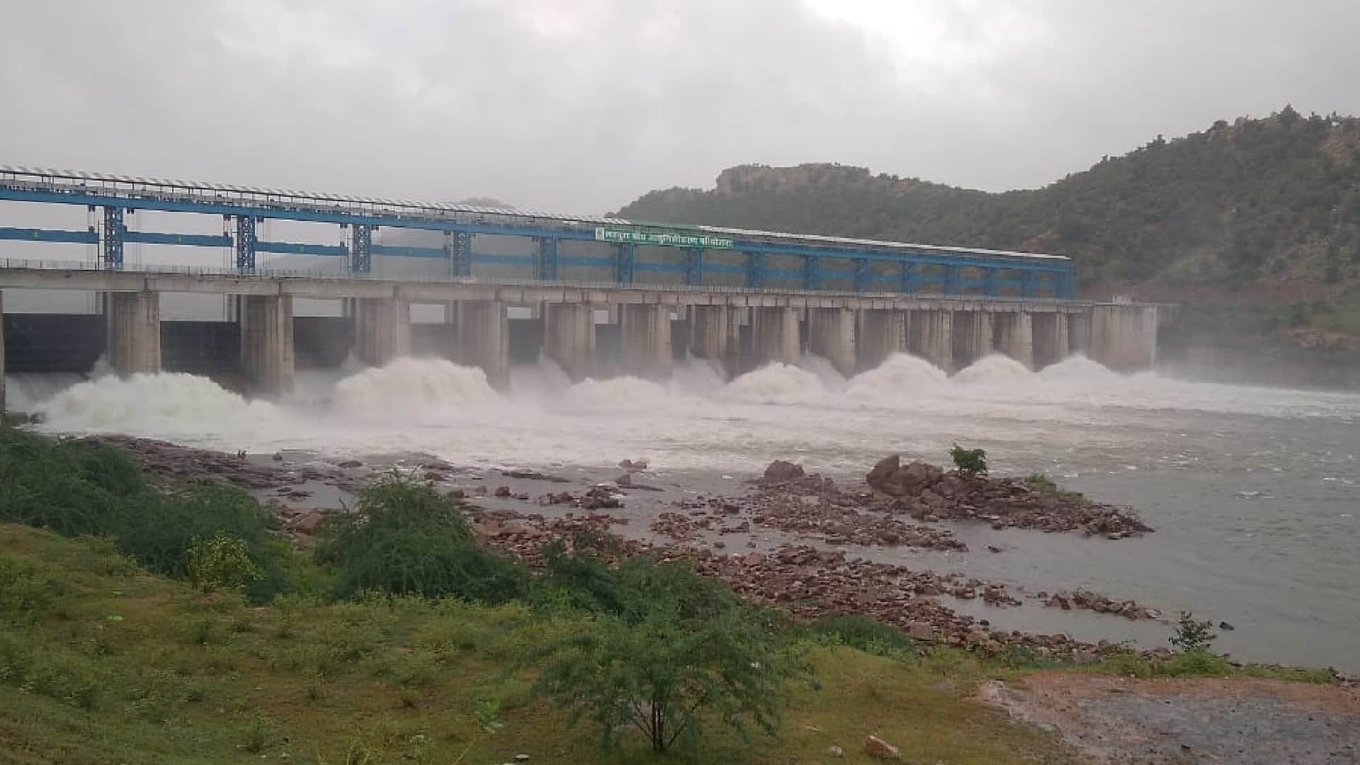 Heavy Rainfall in Madhya Pradesh School Closed in Dewas MP Weather Update News in Hindi