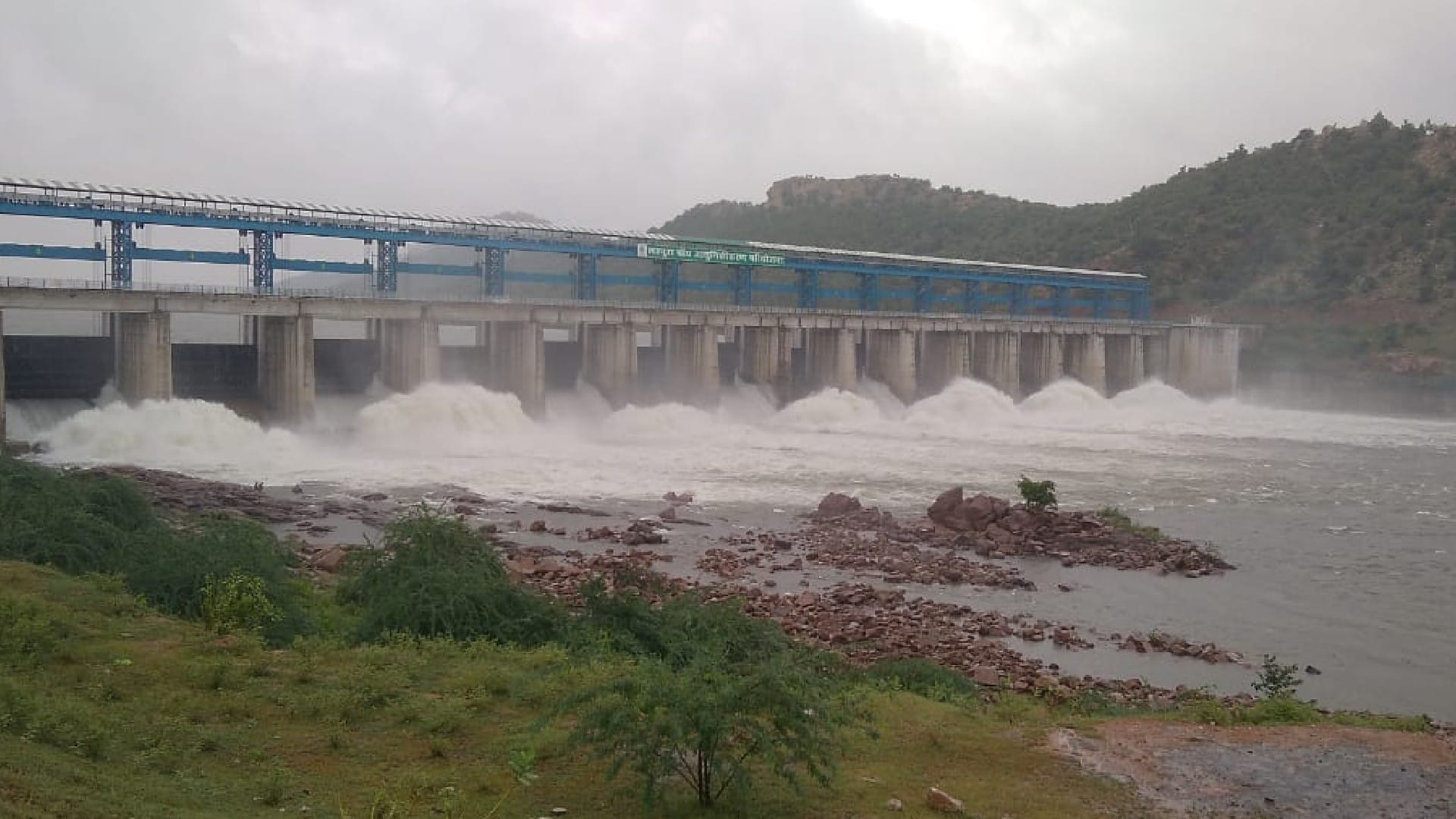 भारी बारिश से बढ़ा बांधों का जलस्तर