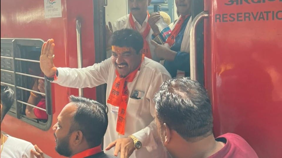 Indore: Ayodhya love of Congress MLA, Ramlala's visit to 600 people every month at his own expense