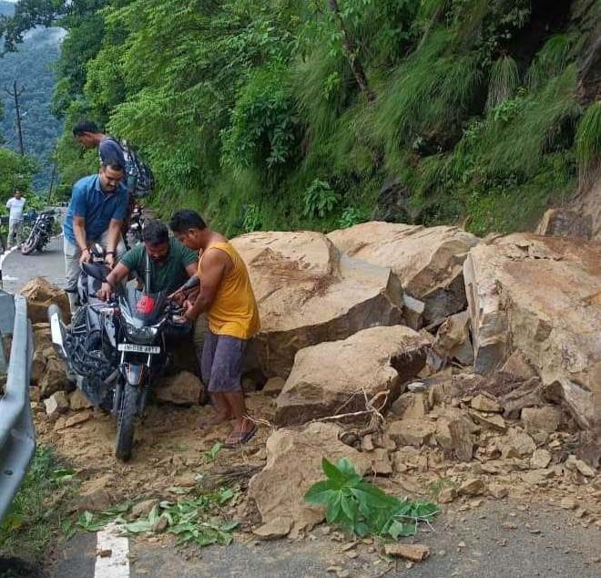 Rock fell near Ladigad on Poornagiri road, movement stopped