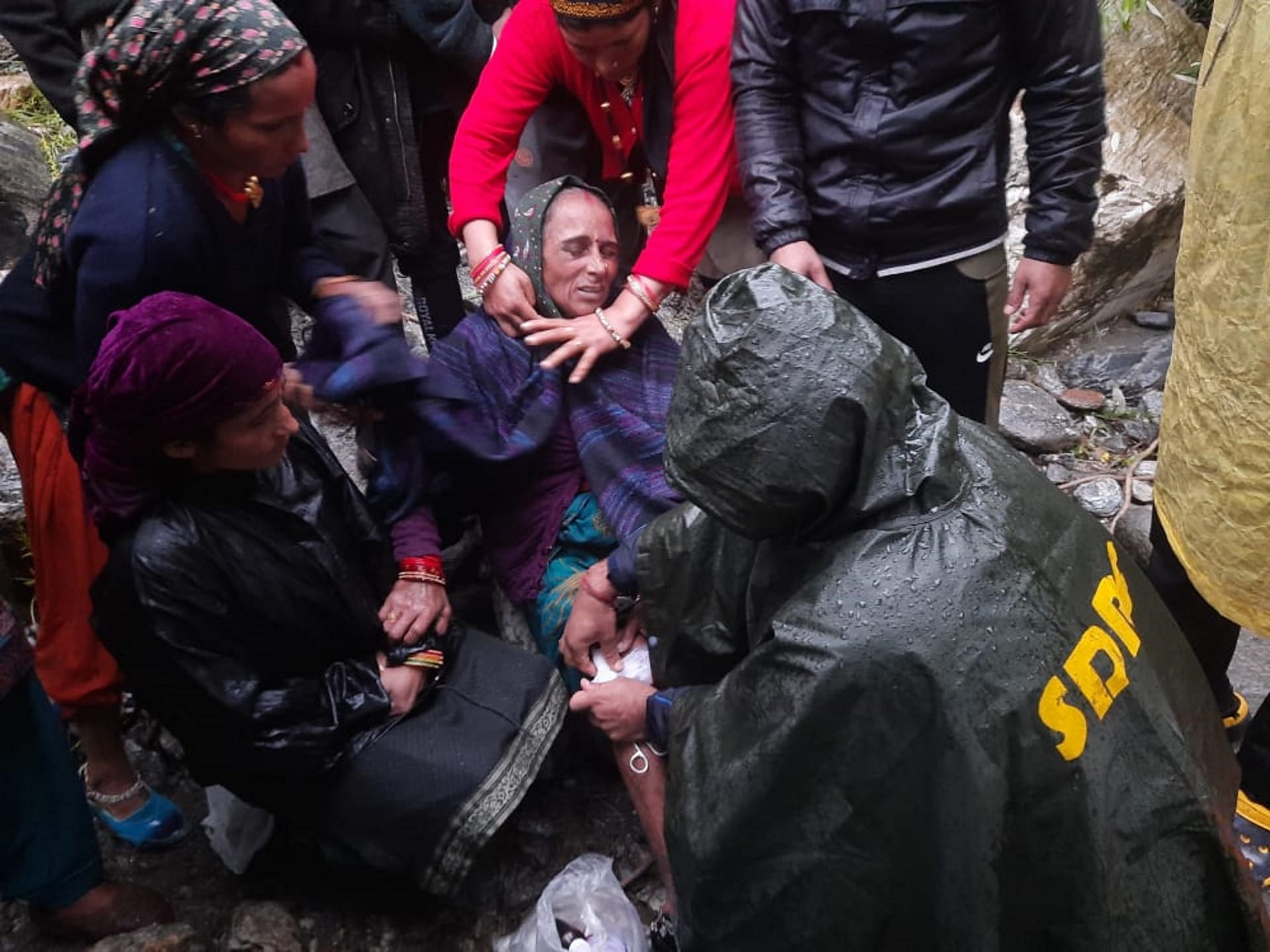 Weather Heavy rain Two women trapped in river SDRF rescued Uttarakhand news in hindi