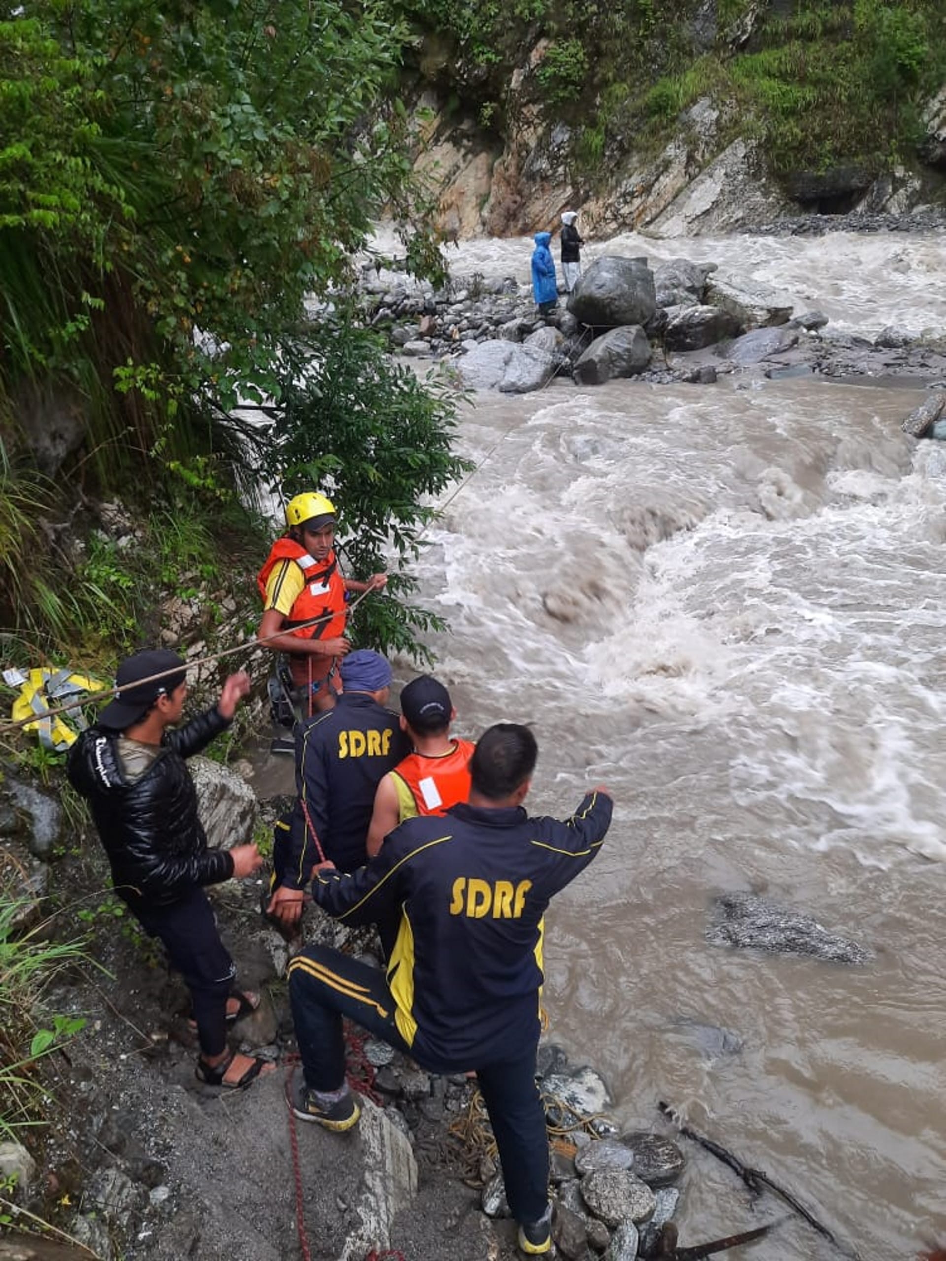 Weather Heavy rain Two women trapped in river SDRF rescued Uttarakhand news in hindi