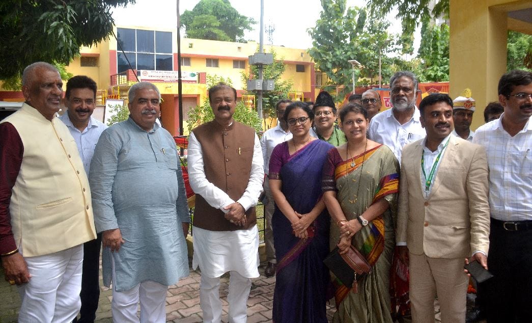 Karnataka Silk Depot inaugurated in kashi varanasi Now middlemen  end between weavers and buyers