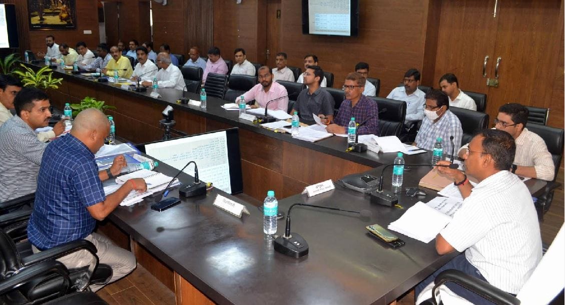 Divisional review meeting Varanasi commissioner deepak agarwal warns CMO Ghazipur