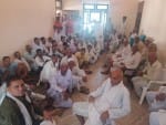बुढ़ा खेड़ा गांव में जांच की मांग को लेकर पंचायत मे पहुंचे ग्रामीण। संवाद