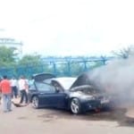 गंगा बैराज रोड पर जलती हुई बीएमडब्ल्यू कार