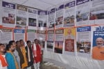 पीएम नरेंद्र मोदी के जन्मदिन पर नगर के गाजीपुर तिराहा पर लगी प्रदर्शनी का अवलोकन करते भाजपा नेता