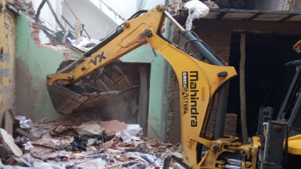 Delhi News : The roof of a two-storey building collapses due to rain