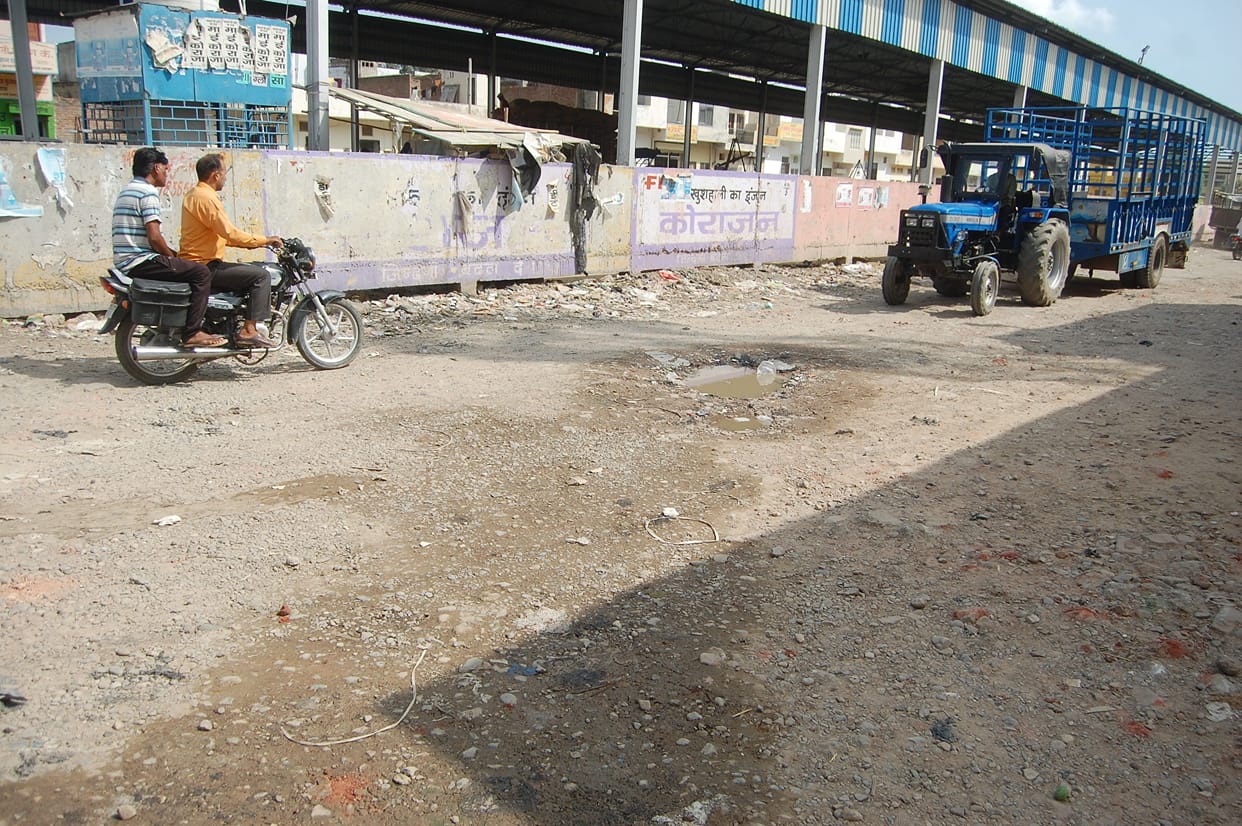 Roads of grain market in bad condition
