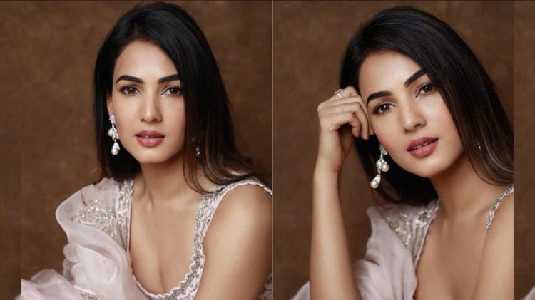 Sonal Chauhan:सोनल चौहान ने दी 'आदिपुरुष' को लेकर प्रतिक्रिया, बोलीं- बनेगी  ऐतिहासिक फिल्म - Sonal Chauhan Says Hindi Film Industry To Be Remembered As  Before Adipurush And After Adipurush ...