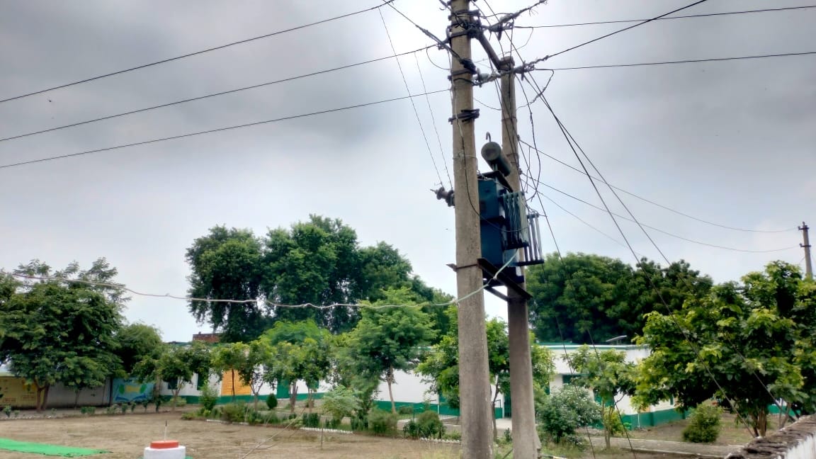 Wires passed through the roof of the school, waiting for the accident