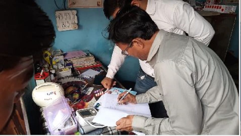 Health department team raids quacks ran after closing  clinic in agra