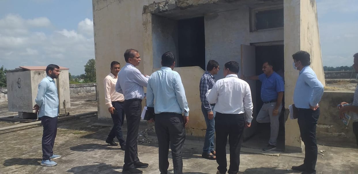 The workers were reprimanded for the grass growing on the roof of the hospital and the water flowing