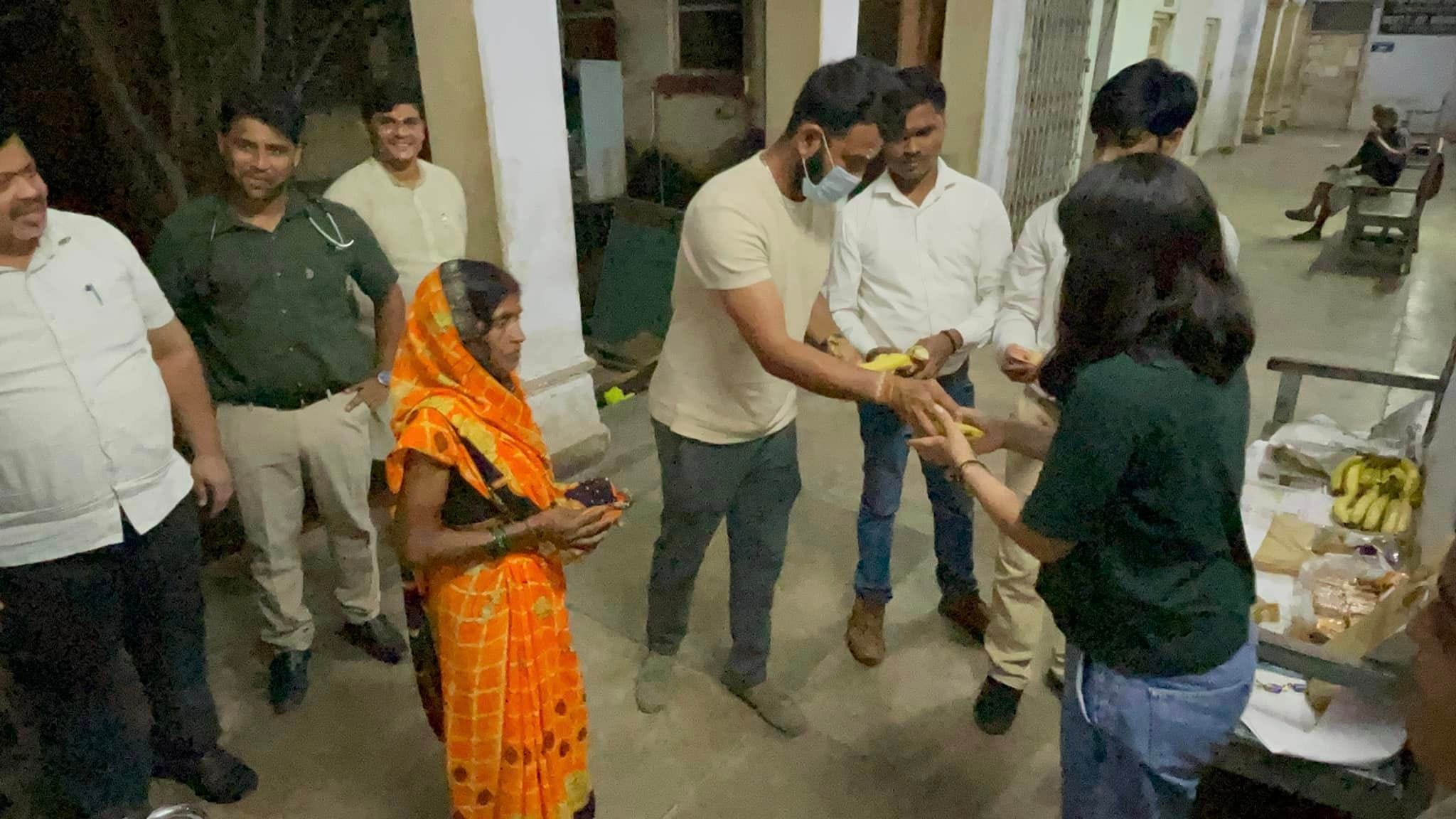 Cheteshwar Pujara varanasi visit with family worship in kashi vishwanath temple see photos