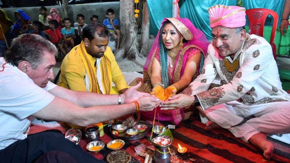Mexican lover couple got married according to Hindu customs in Agra