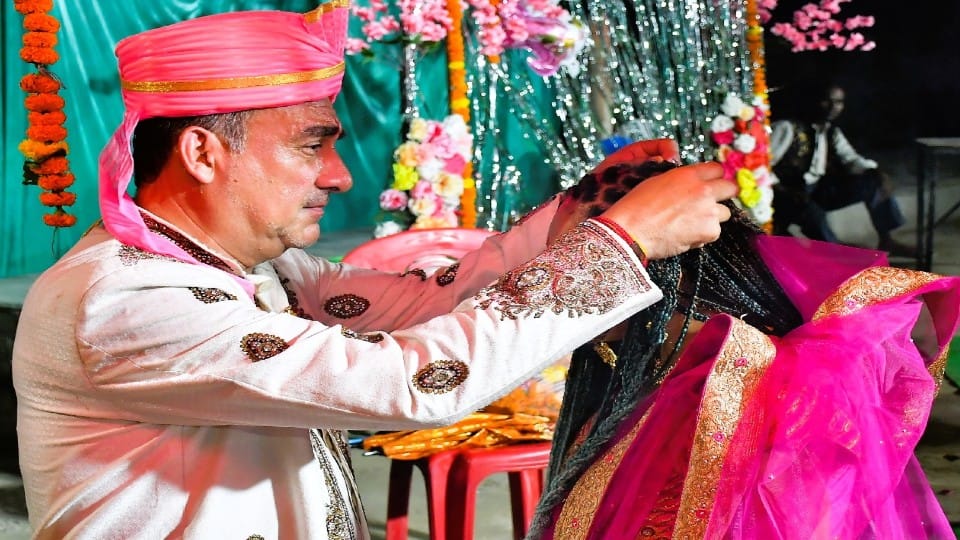 Mexican lover couple got married according to Hindu customs in Agra