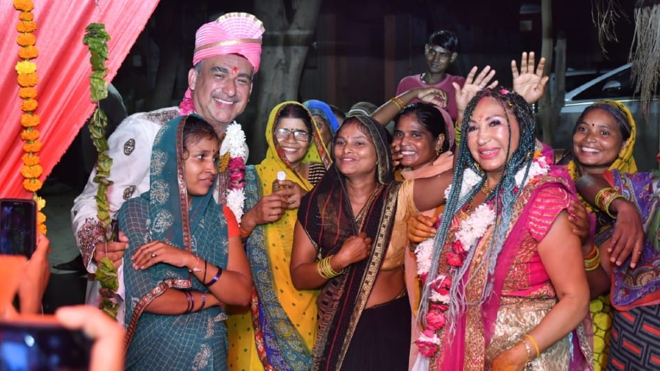 Mexican lover couple got married according to Hindu customs in Agra