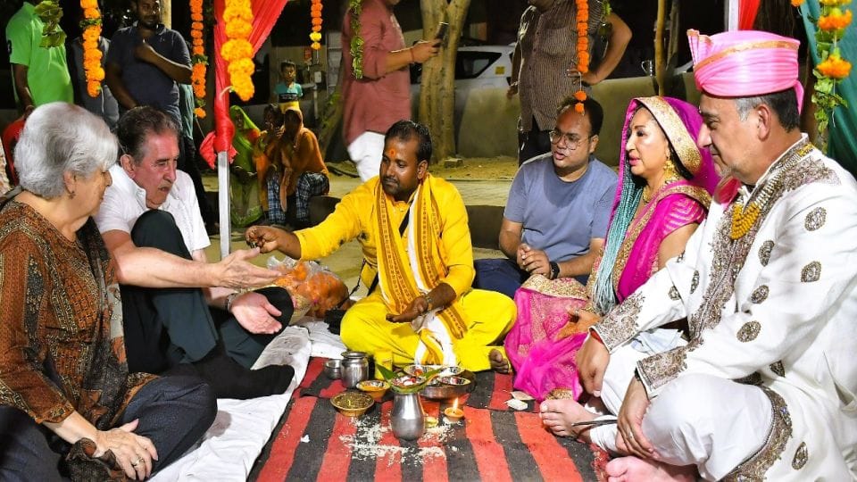 Mexican lover couple got married according to Hindu customs in Agra