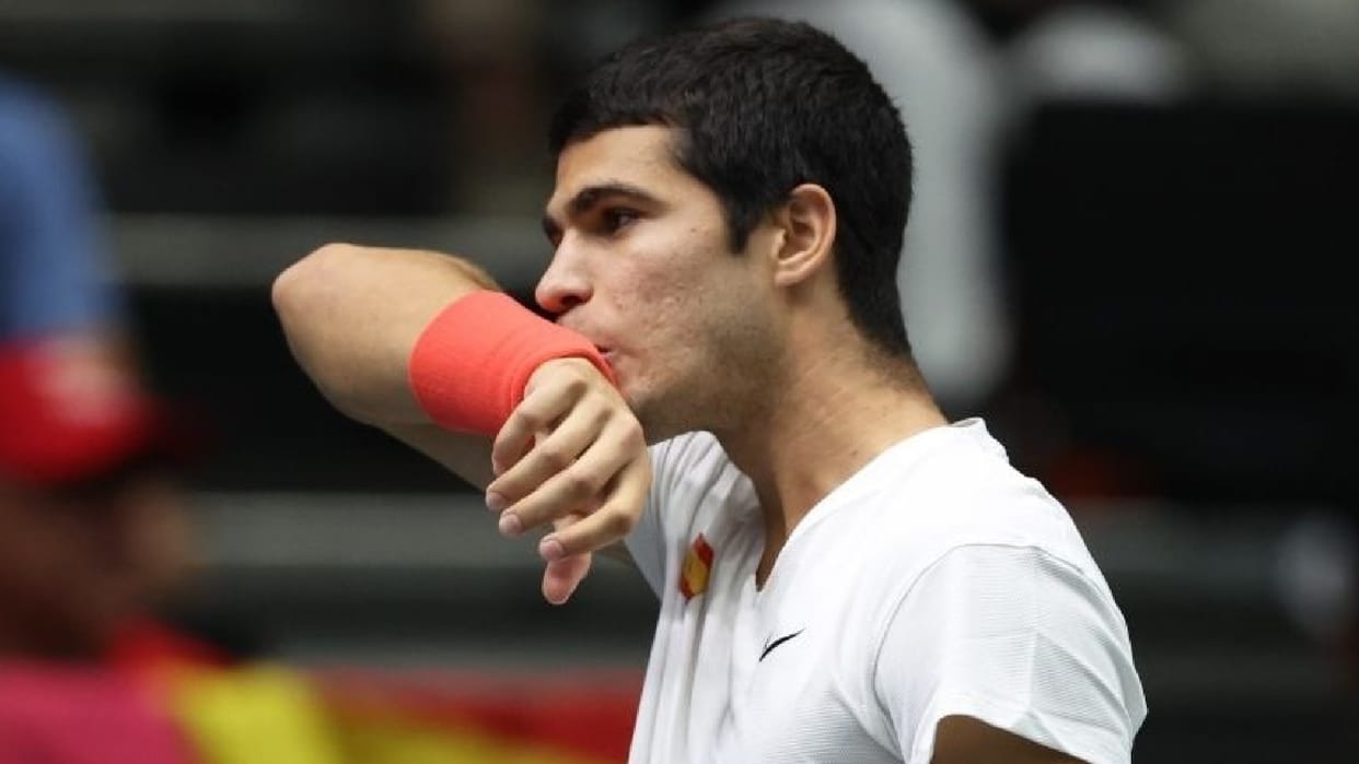 Davis Cup Felix Upsets World Number one Carlos Alcaraz Leads Canada Past Spain