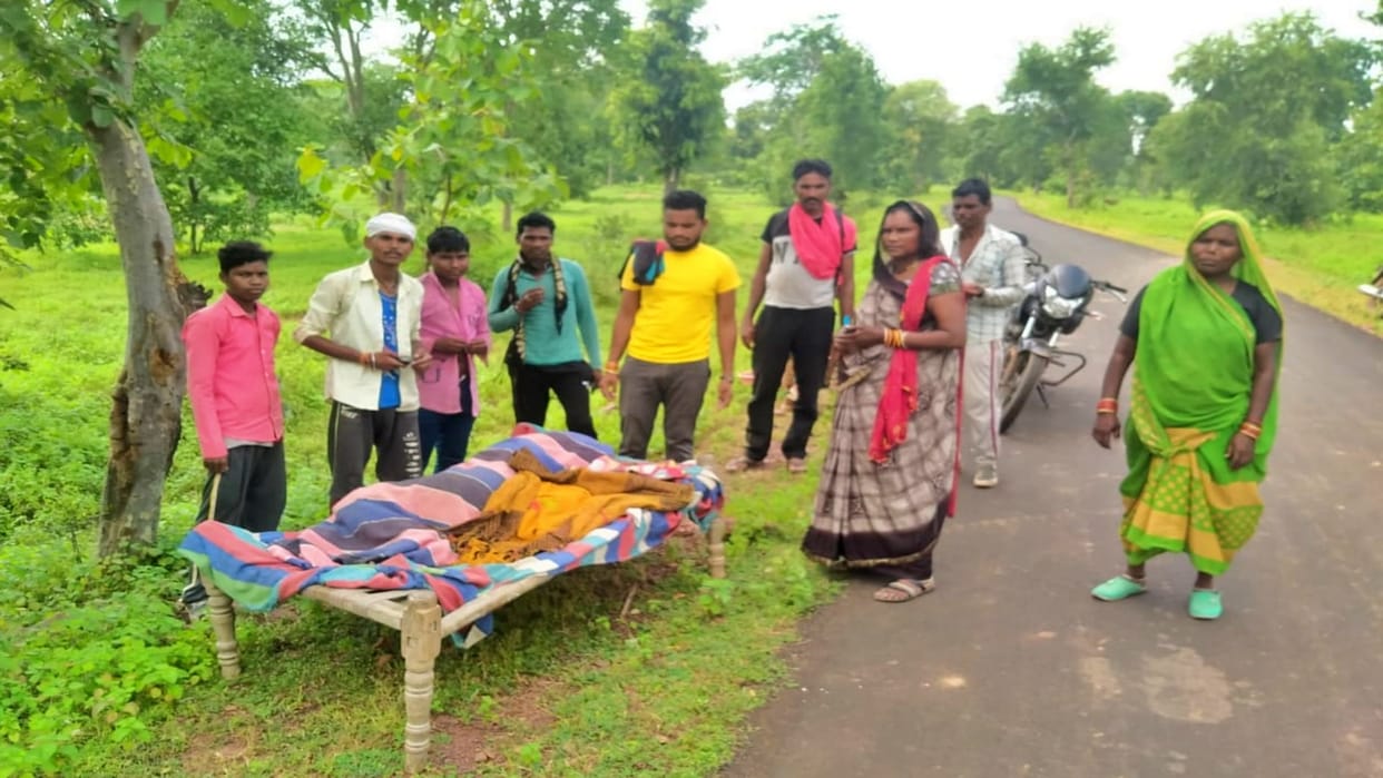 Due to lack of road delivery of woman reached five km with the help of cot in Damoh
