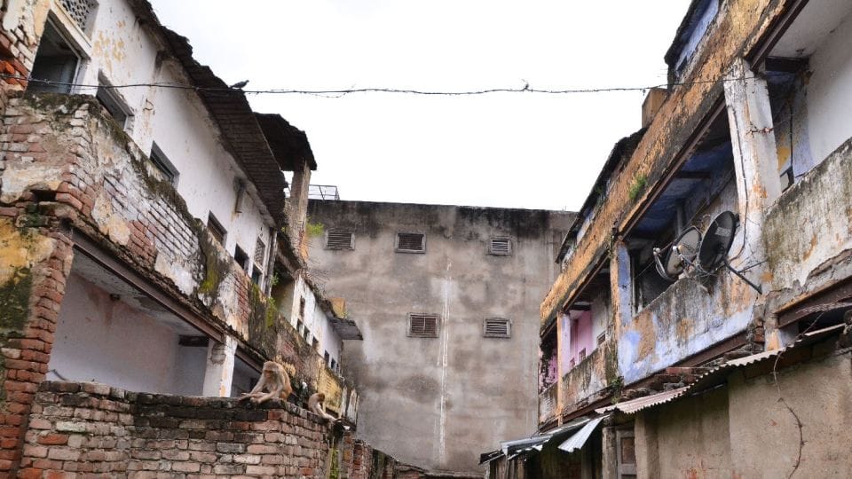 more than 150 dilapidated buildings in Agra