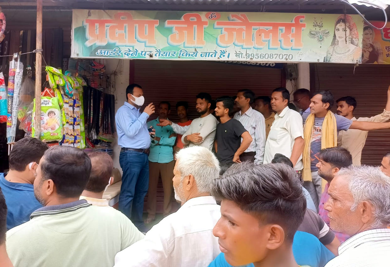 Traders ran away after closing the shops after seeing the GST team