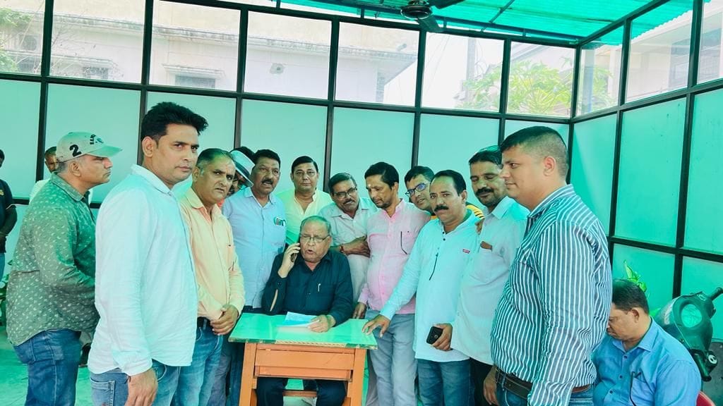 The dumper owners submitted a memorandum to MLA Bhagat