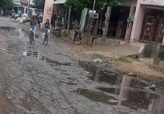 Hathras: Disaster broken due to mud-waterlogging in the city due to rain