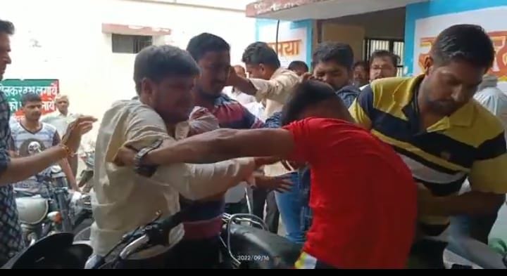 Hathras: Lekhpal accused of demanding bribe and assault