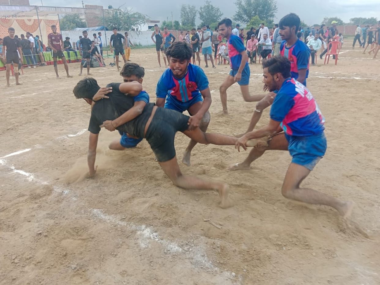 Hathras: Students showed enthusiasm in district level kabaddi competition