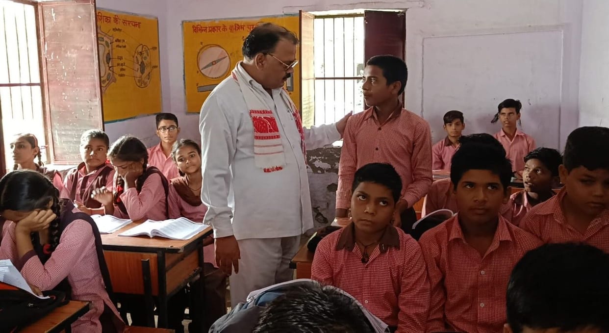 Hathras: Students could not tell the definition of science to the chairman of the commission