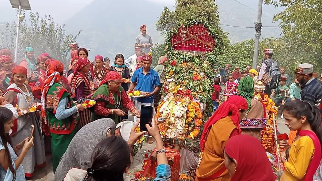 Devotees gathered in Kharhal's bandal to see the deities