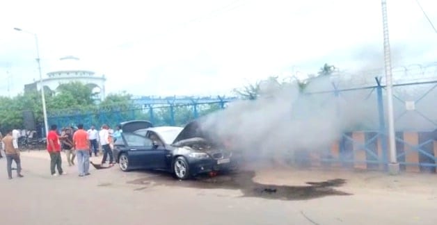 BMW started burning in Kanpur's Ganga Barrage, traffic was disrupted for half an hour