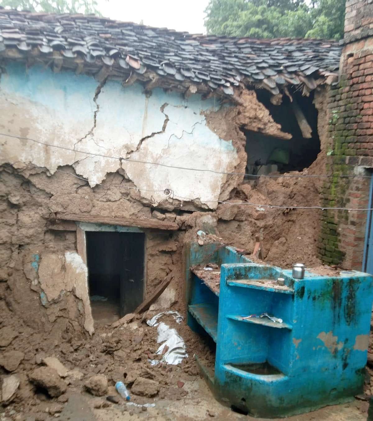 Mahoba: Seven kutcha houses collapsed due to incessant rain
