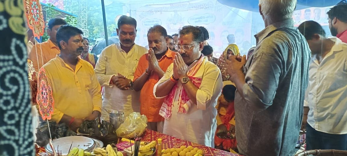 SP worshiped, distributed prasad in police lines
